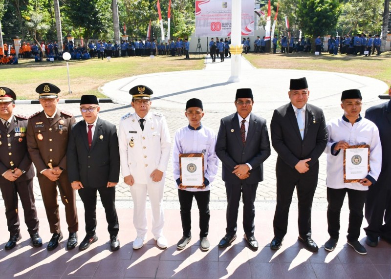 Bupati H. Haerul Warisin Secara Simbolis Menyerahkan Remisi Kepada Perwakilan Warga Binaan Lapas Kelas IIB Selong